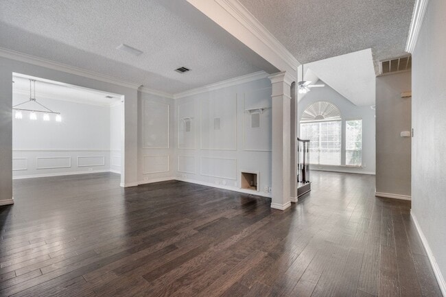 Building Photo - 2704 Crestwood Ln