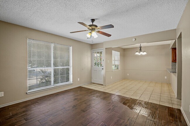 Foto del edificio - 2429 Lakeview Cir