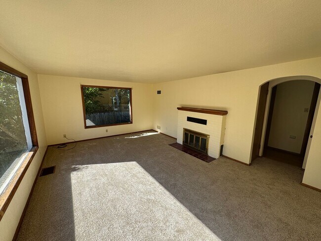 Building Photo - 2 Bedroom ~ 1 Bathroom House in Northwest ...