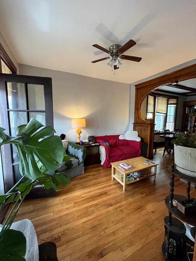 Foto del edificio - 2326 W Augusta Blvd