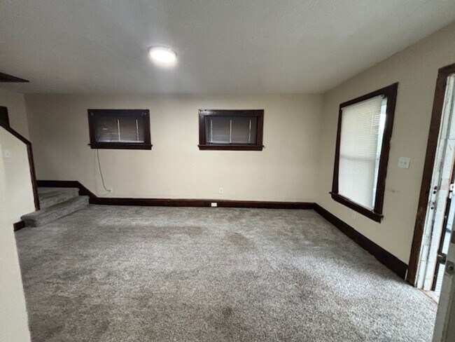 Building Photo - Charming 3-Bedroom Property in Prime Location