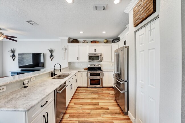 Building Photo - 3008 N Evergreen Cir