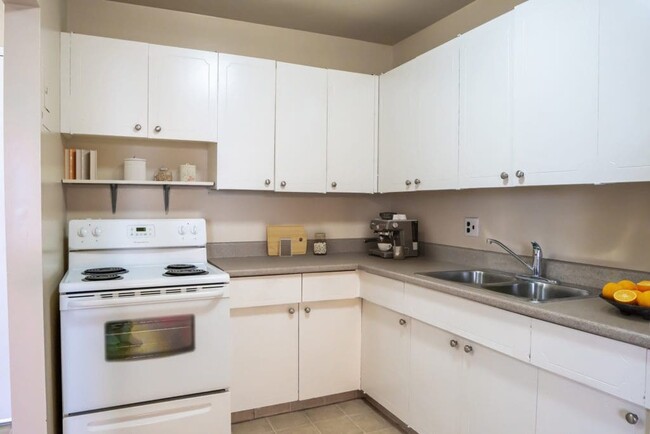 Building Photo - 555 River Ave