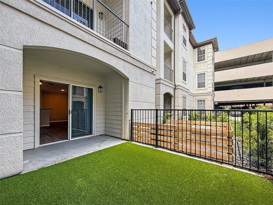 Foto principal - 2303 Louisiana St