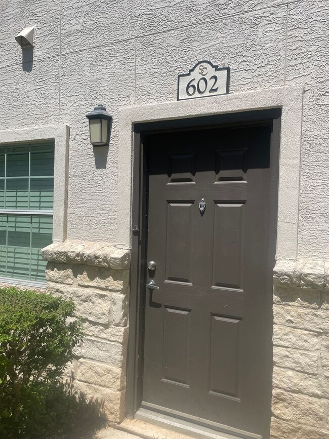 Building Photo - 1000 Diamond Dr