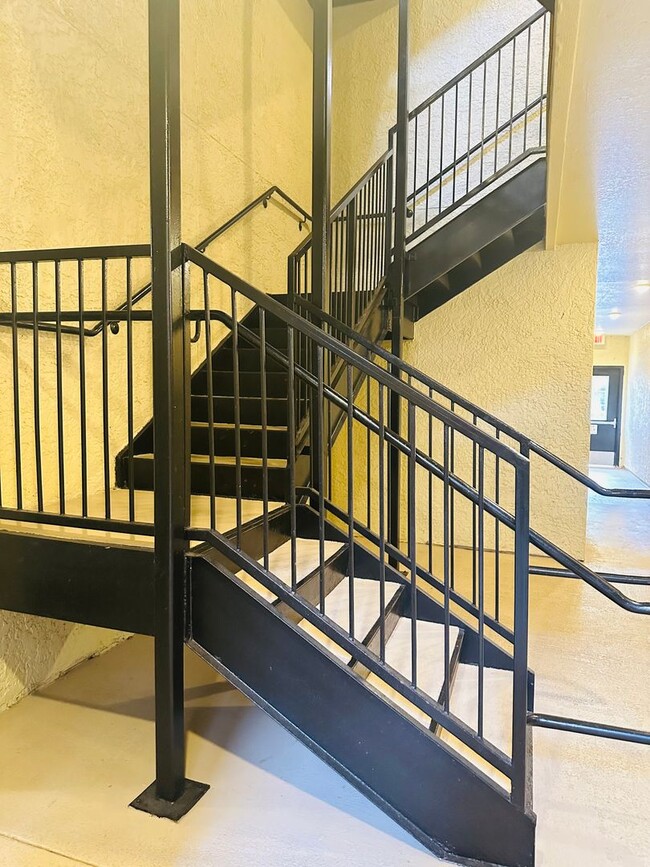 Building Photo - Gorgeous and Modern One Bedroom One Bathro...