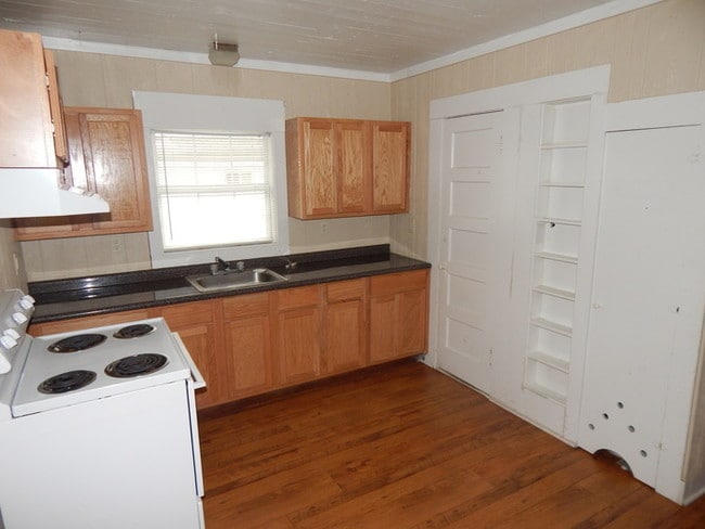 Building Photo - Charming 1 Bedroom, 1 Bathroom Duplex