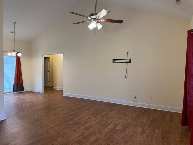 Foto del edificio - 4 BR Home in Quiet Neighborhood