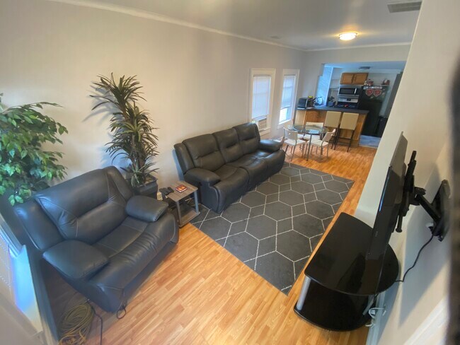 Living room - can be furnished or unfurnished, 1 of 2 TV hook-ups shown - 1916 N Sawyer Ave