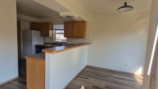 Building Photo - Barkley area townhouse at end of a non thr...