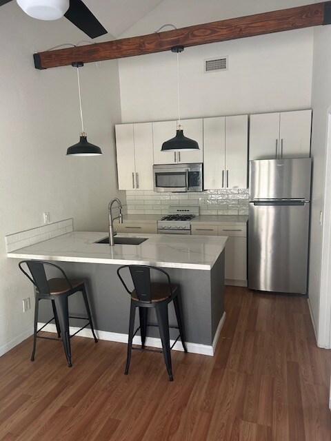 Kitchen Island & Seating - 798 Spring Canyon Pl