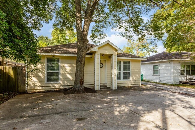 Building Photo - 324 Delz St