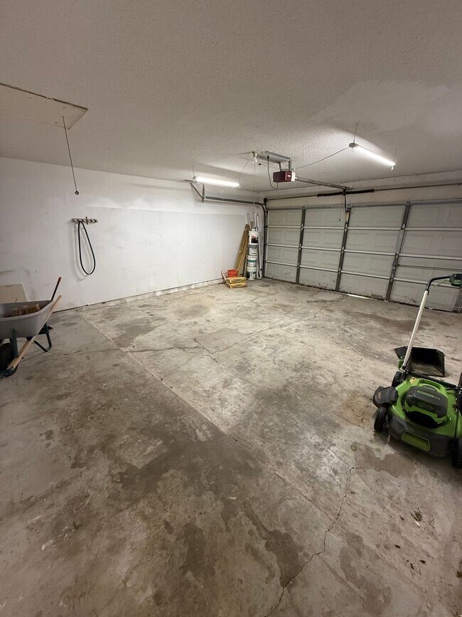 Building Photo - Brick 4 bed 2 bath 2 car Garage & Mature t...