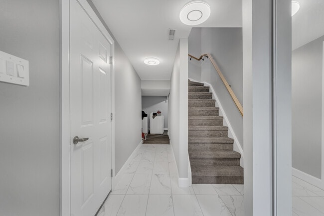 Photo du bâtiment - 700 Osgood - Pond Mills - 3 Bedroom townho...