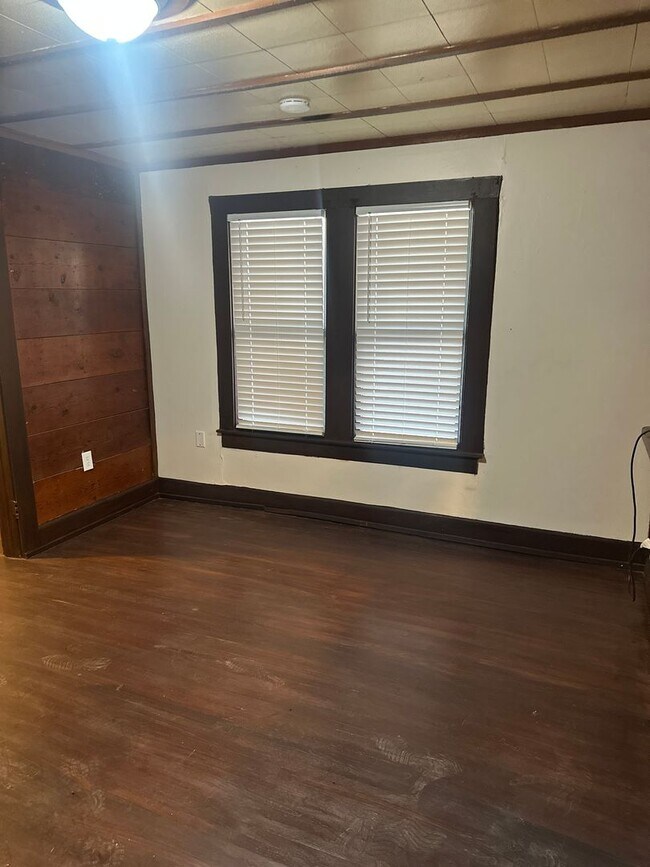 Foto del edificio - 2 BED 1 BATH; new HVAC! NEW CARPET!