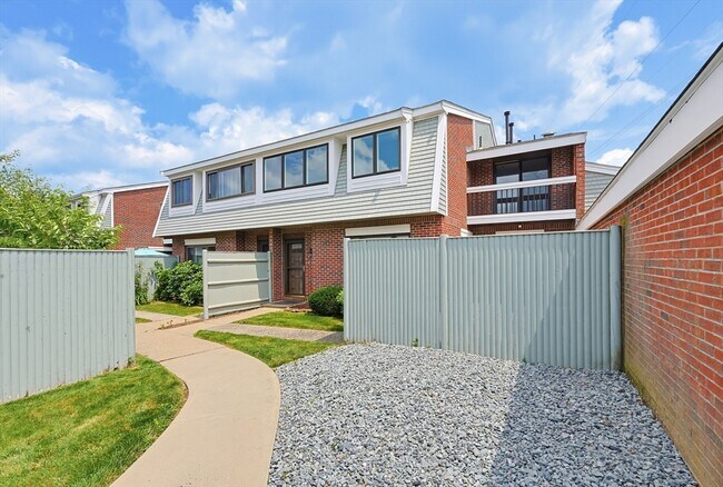 Foto del edificio - 52 Rosewood Dr