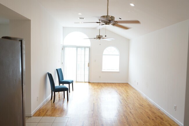 Building Photo - 271 Chapel Ave
