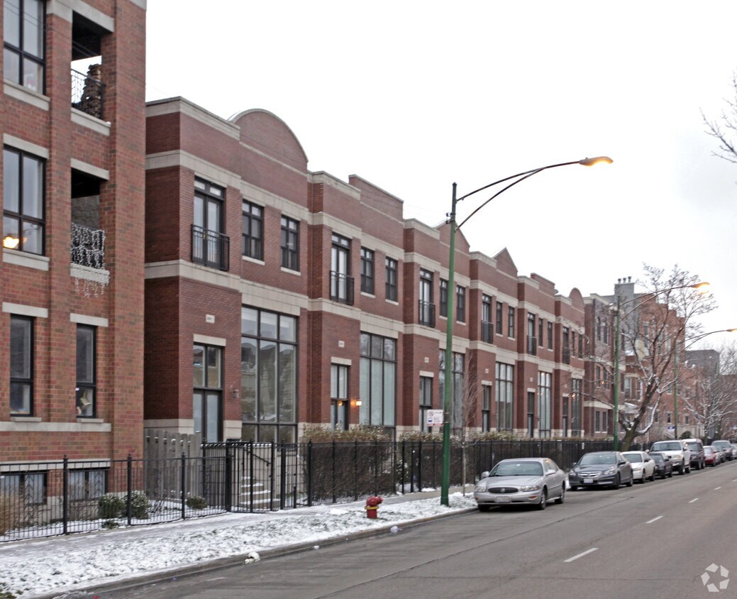 Building Photo - 2659 N Ashland Ave