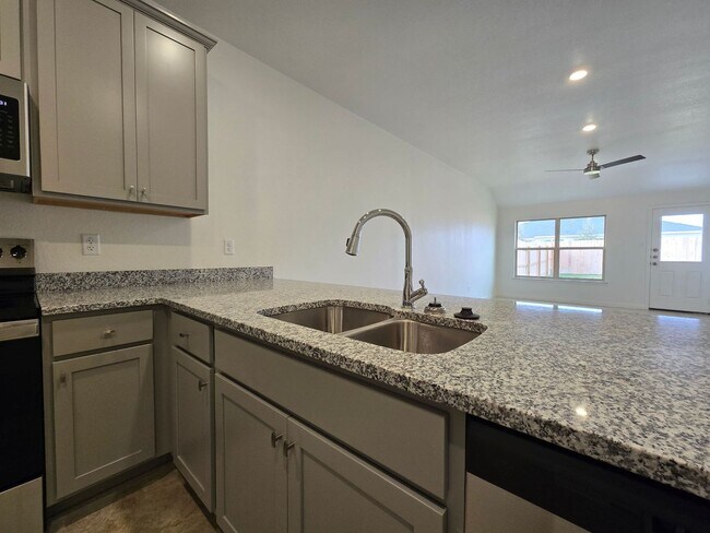 Foto del edificio - 907 Cherry Laurel Ln