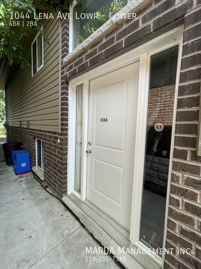 Building Photo - MODERN 4 BED/2 BATH LOWER UNIT- WEST END + 50% OF UTILITIES