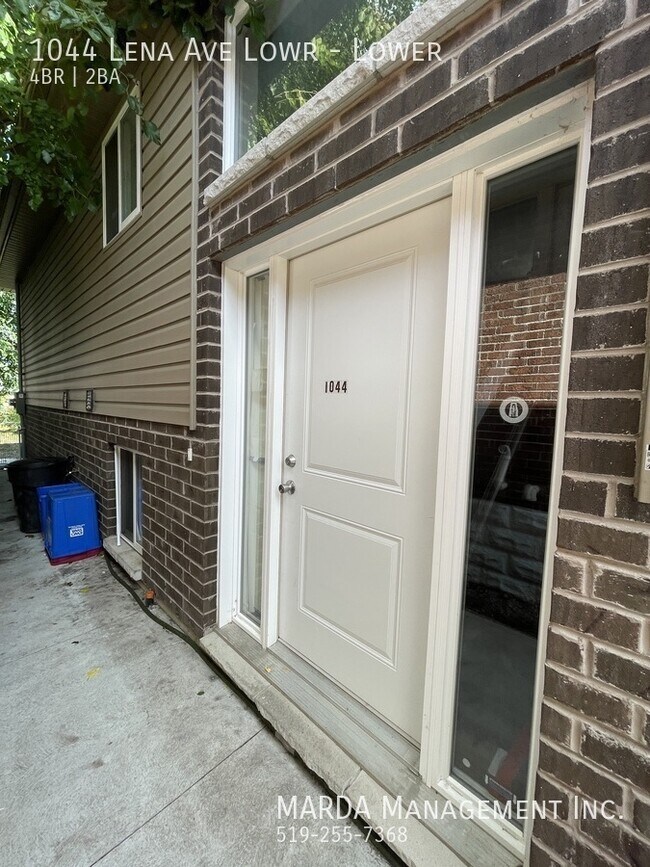 Photo du bâtiment - MODERN 4 BED/2 BATH LOWER UNIT- WEST END + 50% OF UTILITIES