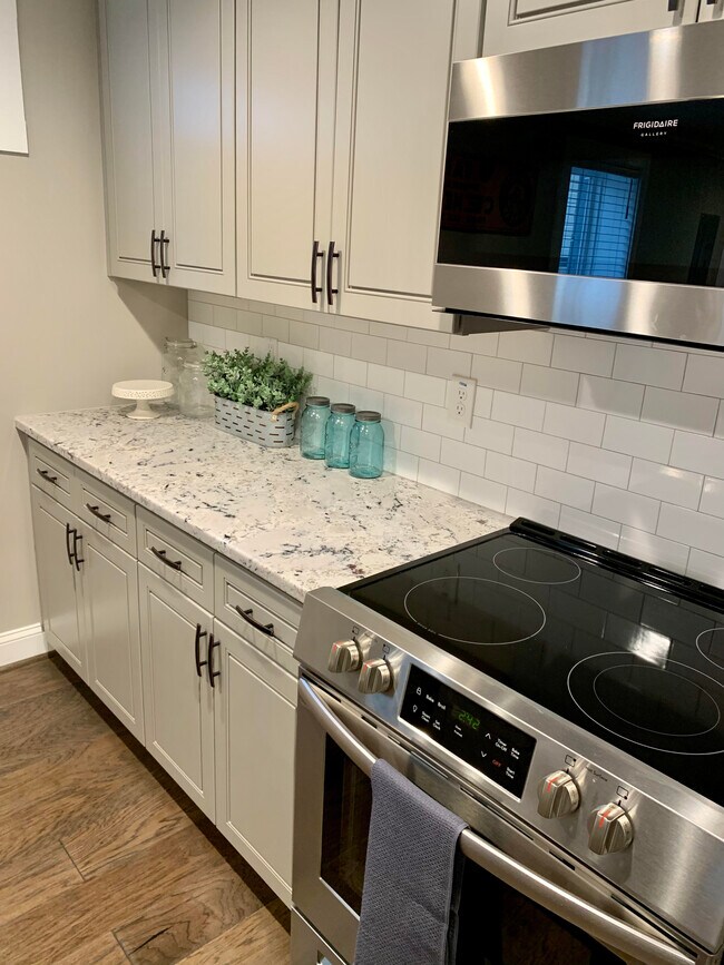 Granite Countertops - 505 N Elizabeth St