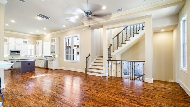 Building Photo - Townhome walking distance from Farmer's Ma...