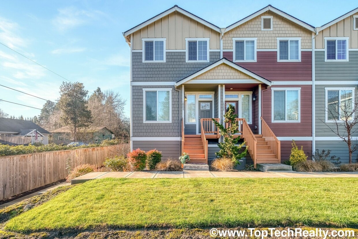 Primary Photo - Fabulous Courtyard-Facing Corner Lot Unit | 3 BR | 2.5 BA Townhome | Across the Street from Melil...