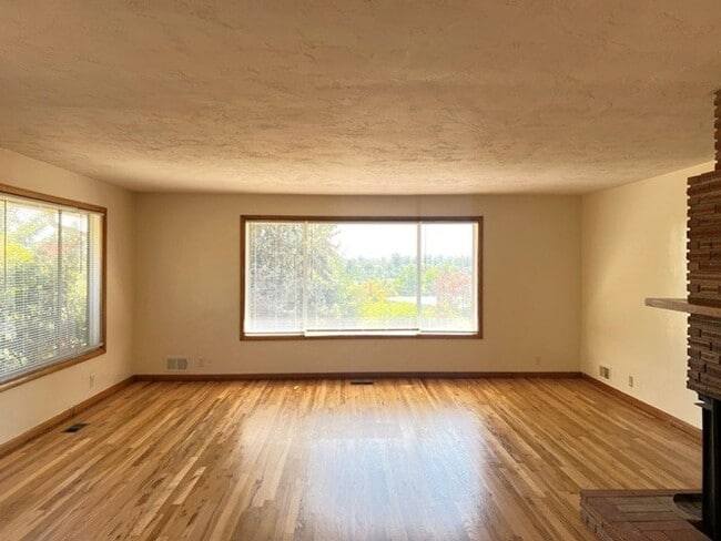 Building Photo - 720 Orchard Heights Rd NW