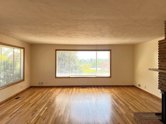 Foto del edificio - 720 Orchard Heights Rd NW
