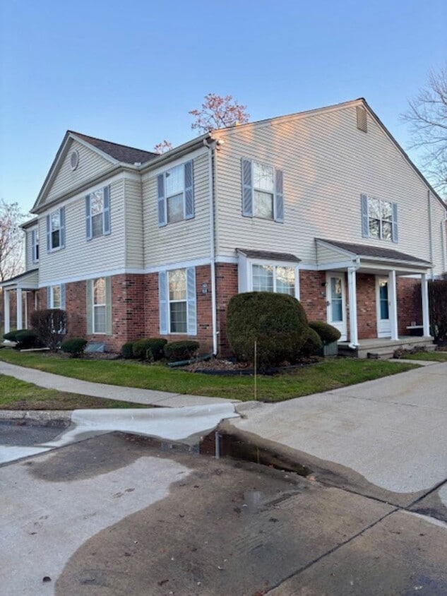 Foto principal - Beautiful 2 bedroom upper condo with 1 car garage, Harrison Township