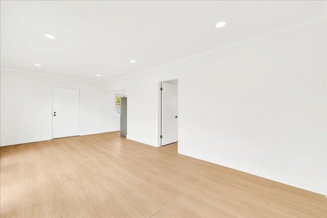 Building Photo - Beautifully Renovated One Bedroom Apartmen...