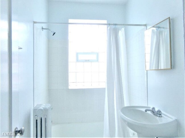 Building Photo - 1430 W Farwell Ave