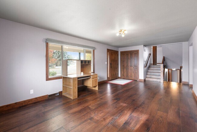 Building Photo - 4 Bedroom Split Level Home on great lot!