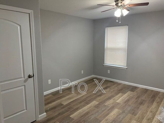 Building Photo - 905 W 3rd St