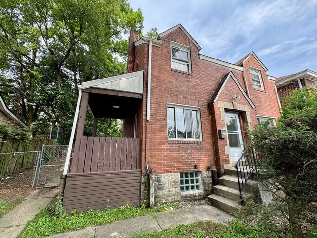 Building Photo - Adorable 2 Bed 1 Bath Home in Brookline W/dedicated office/library space!