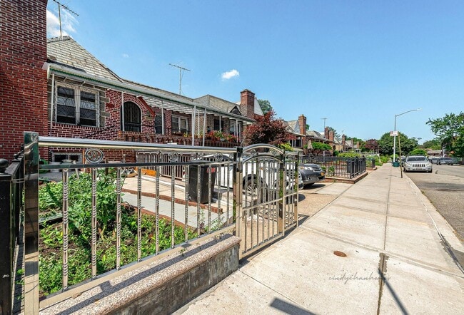Building Photo - 78-20 Kneeland Ave