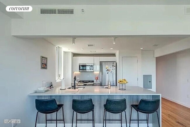 Foto del edificio - 211 McGuinness Blvd