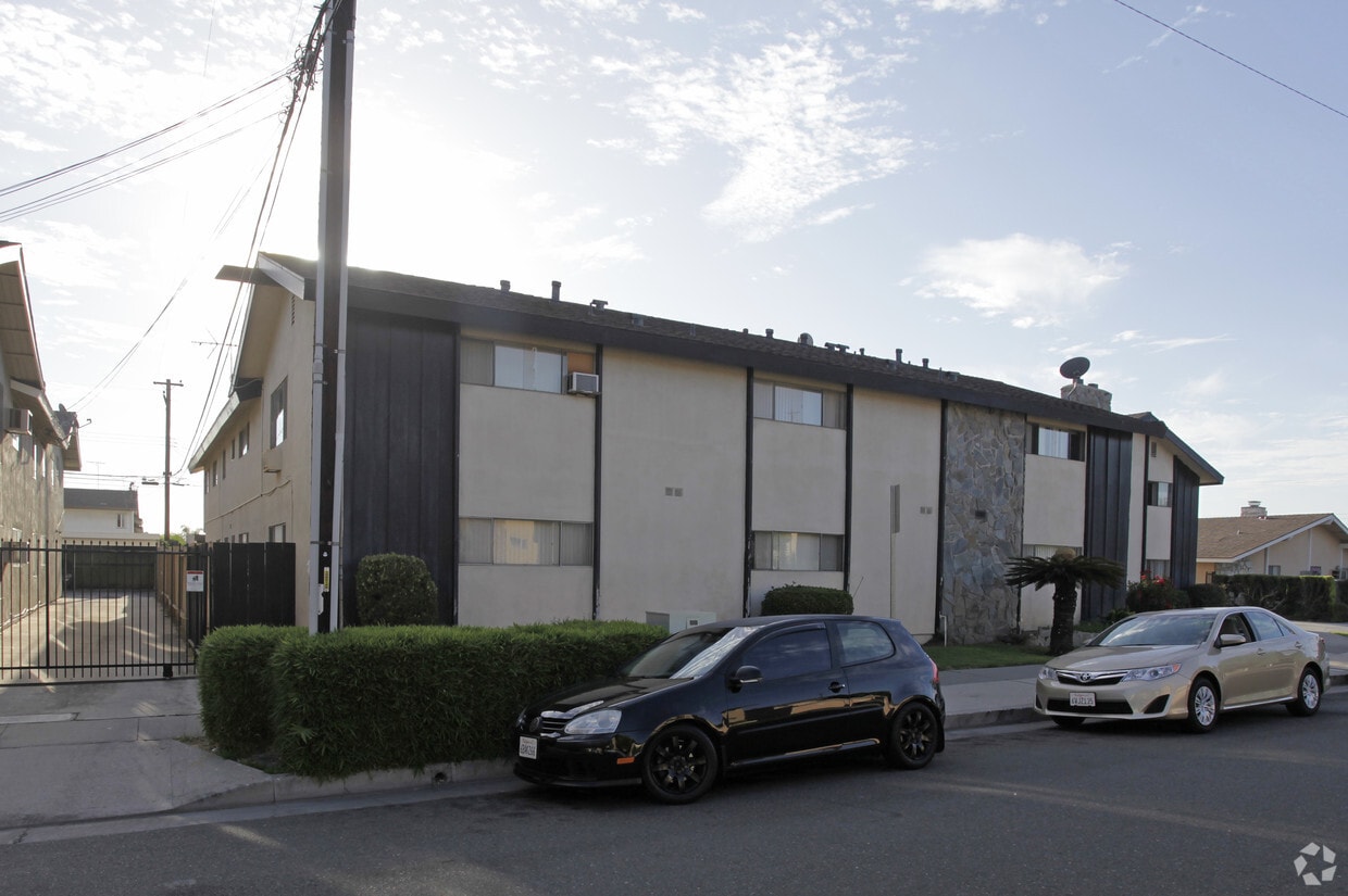 Building Photo - 520 La Cadena Way