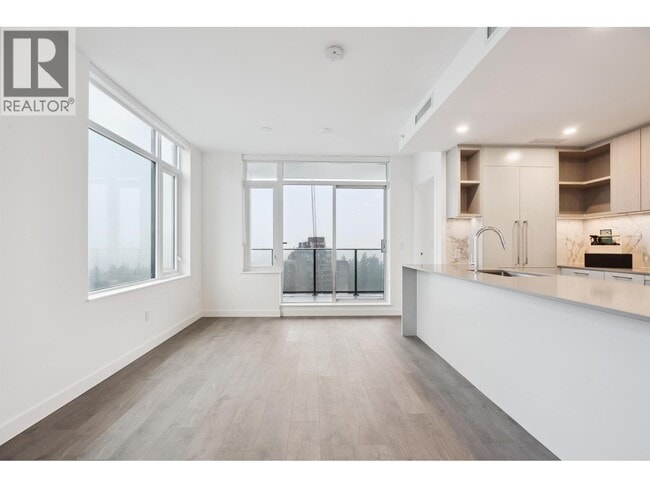 Building Photo - 6468-6468 Willingdon Ave