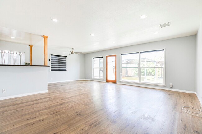Building Photo - 10430 Langdon Ave