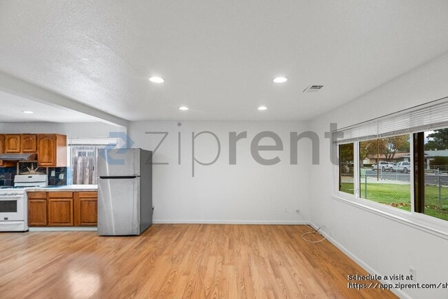 Foto del edificio - 909 N Estates Dr