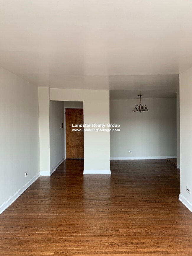 Building Photo - 5917 N Kenmore Ave