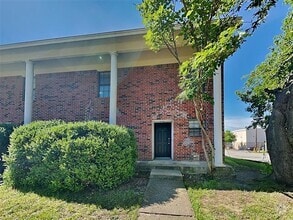 Building Photo - 930 Southmoor Dr