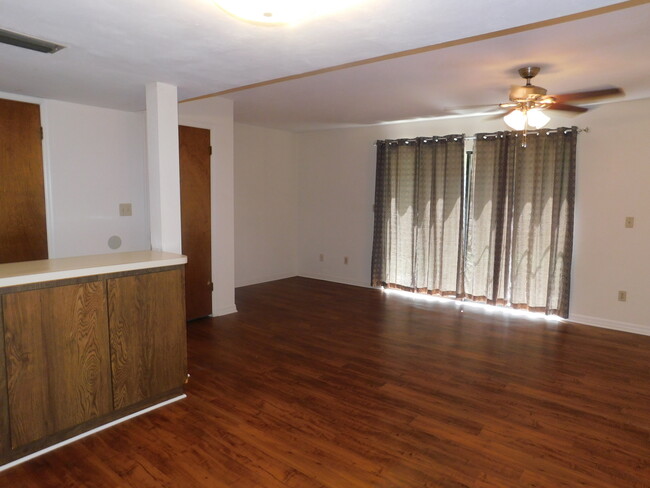 Foto del edificio - Well Maintained Tower Oaks Townhouse!