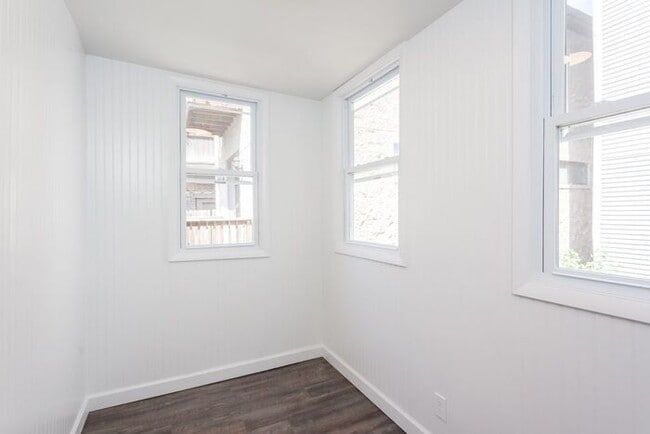 Building Photo - 837 W 33rd Pl