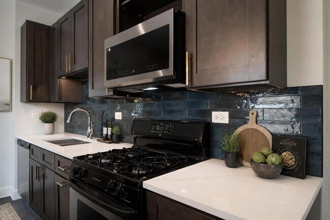 Cocina - 1931 N St Louis Ave