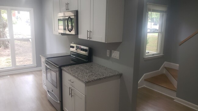 Building Photo - Delightful 3br 3ba Townhome in Chapel Hill...