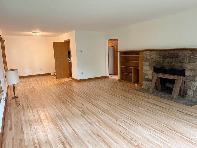 Building Photo - 403 E Mitchell Ave