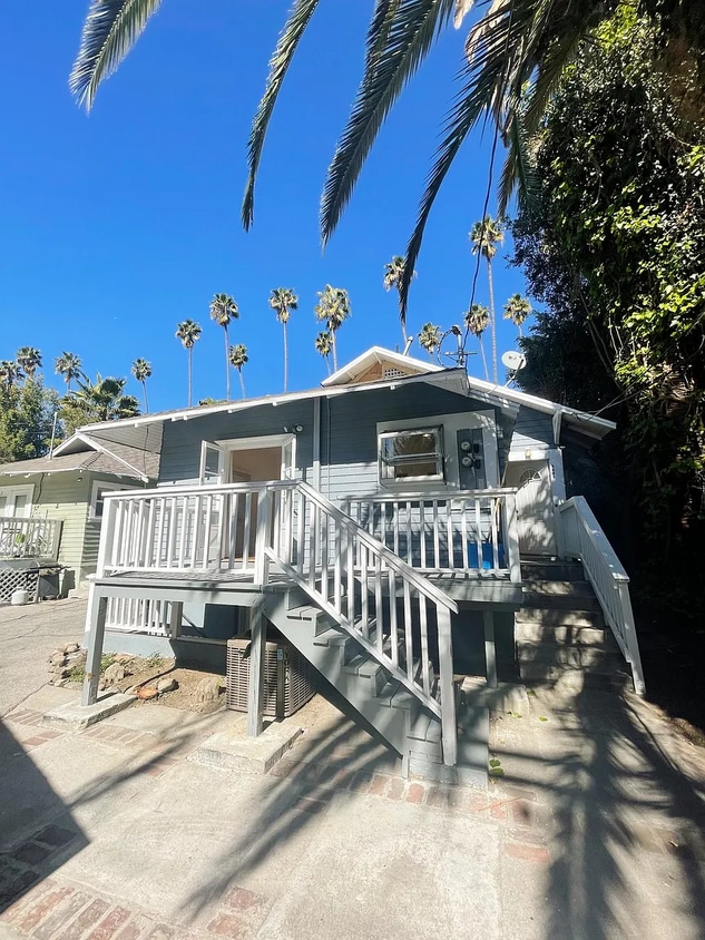 Private back unit on a palm tree lined street. - 6002 Carlton Way